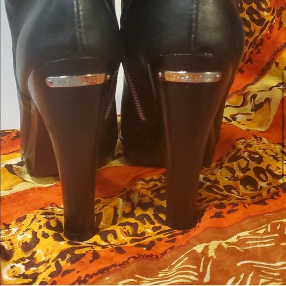 Like new Michael Kors boots size 9 leather - Picture 7 of 10